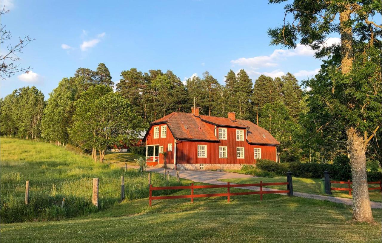 Nice Home In Mantorp With Kitchen Exterior foto